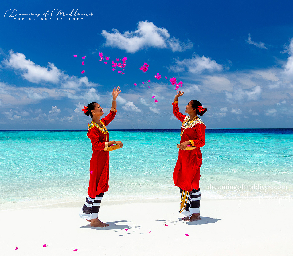 Maldivian women dressed in the maldivian traditional dress, the Libaas